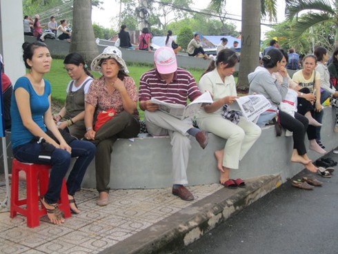 Sinh viên bán báo mùa thi