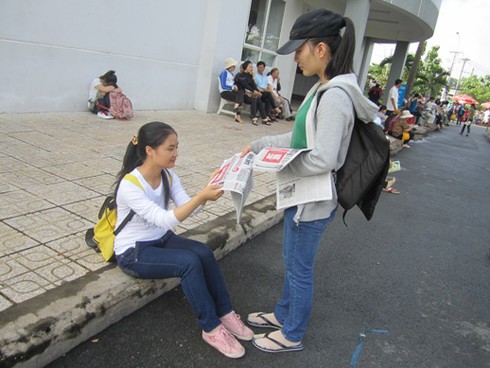 Sinh viên bán báo mùa thi