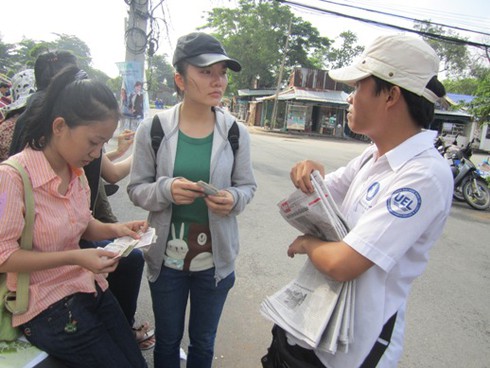 Sinh viên bán báo mùa thi