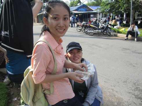 Sinh viên bán báo mùa thi