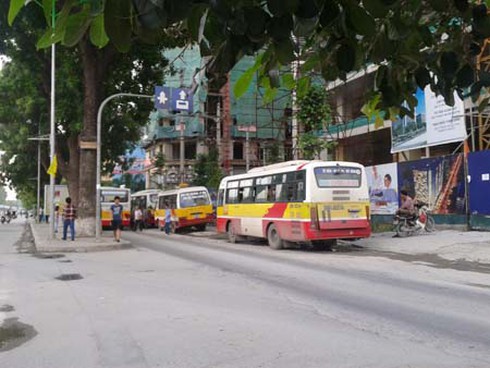 Hà Nội: “Bát nháo” xe buýt trên đường Trần Phú, Hà Đông