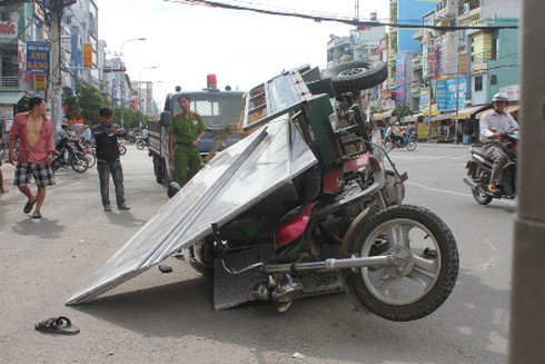 Xe ba gác đè bẹp xe máy