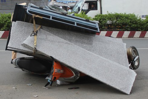 Xe ba gác đè bẹp xe máy