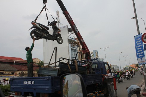 Xe ba gác đè bẹp xe máy