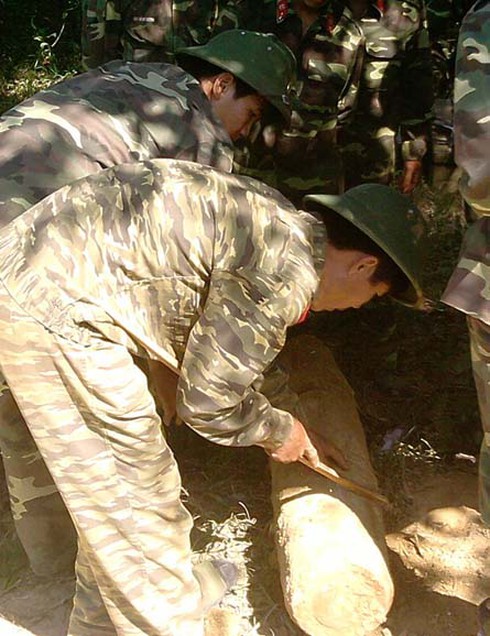 Phát hiện quả bom trên 150 kg bên bờ sông Trí