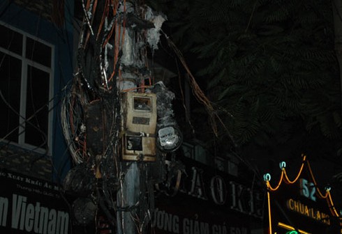 Hàng loạt công tơ điện bốc cháy trong đêm