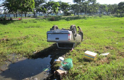 Nổ lốp giữa đường, ô tô lật ngửa giữa ruộng