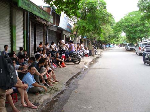 Hà Nội: Bị cấm ốm, hơn 400 công nhân đình công