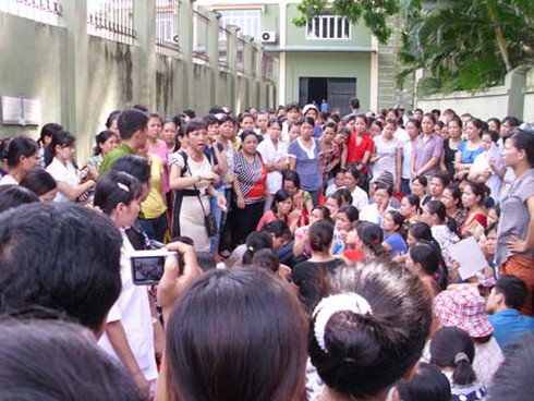 Hà Nội: Bị cấm ốm, hơn 400 công nhân đình công