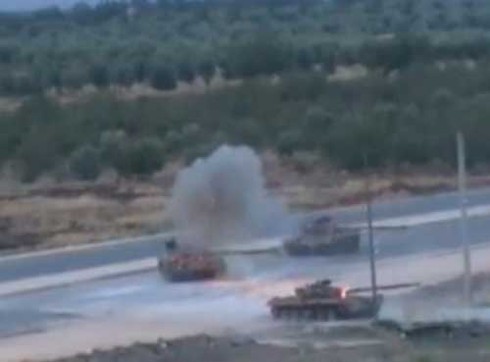 Xe tăng quân đội Syria phát nổ vì trúng mìn phiến quân