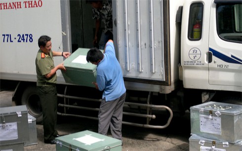 Cận cảnh công an áp tải bài thi về TP.HCM