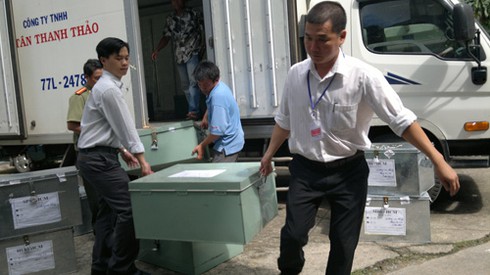 Cận cảnh công an áp tải bài thi về TP.HCM