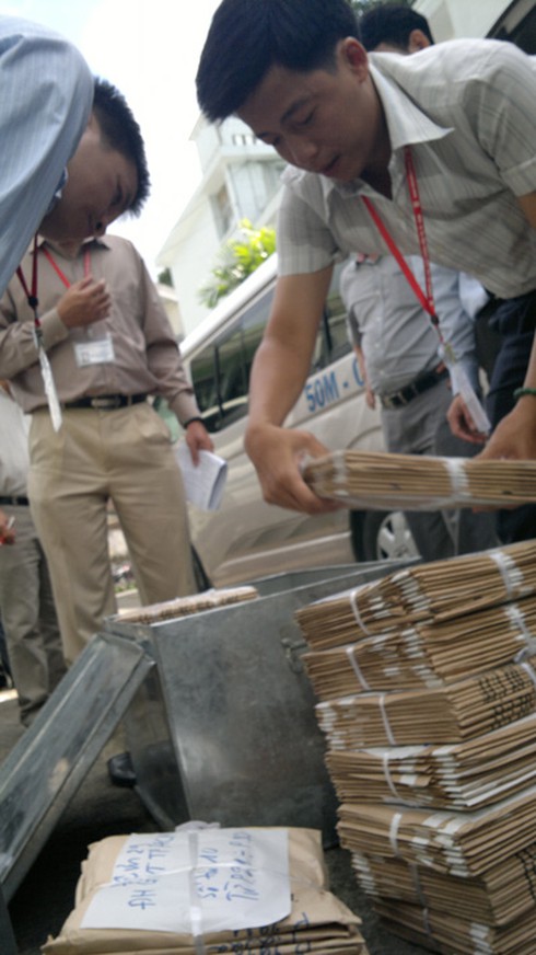 Cận cảnh công an áp tải bài thi về TP.HCM