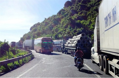 Lật xe khách ở Đèo Cổ Mã, 13 người bị thương