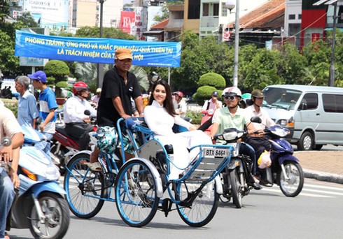 Hoàng My `mang` xích lô Sài Gòn đi thi Hoa hậu