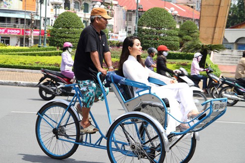 Hoàng My `mang` xích lô Sài Gòn đi thi Hoa hậu