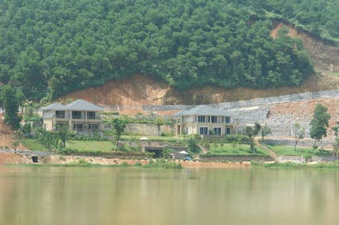Lên Ba Vì mua đất được `biếu` thêm đất