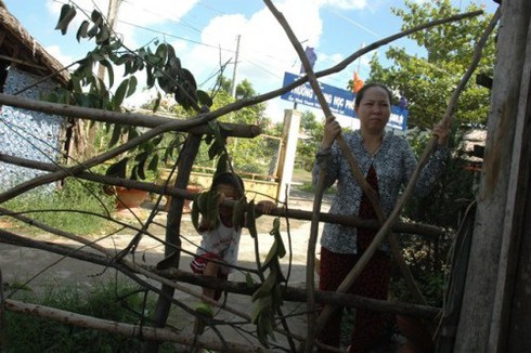 Dân rào kín lối vào trường học