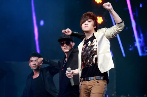 Minh Hằng, Quang Vinh gây thất vọng khi hát live