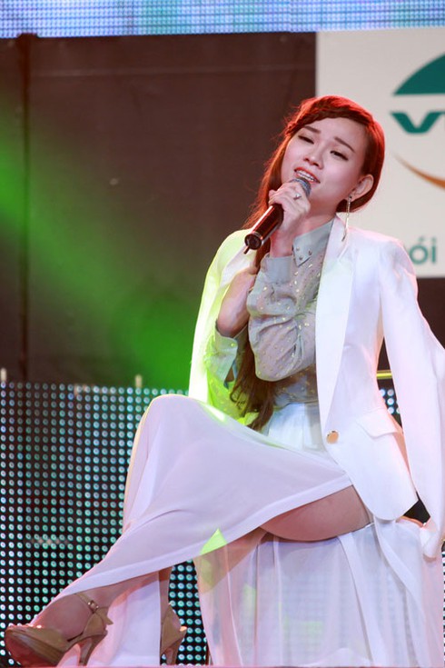 Minh Hằng, Quang Vinh gây thất vọng khi hát live