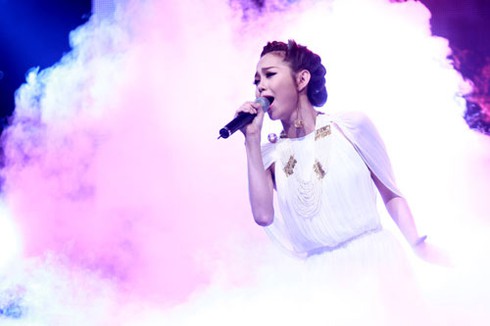 Minh Hằng, Quang Vinh gây thất vọng khi hát live