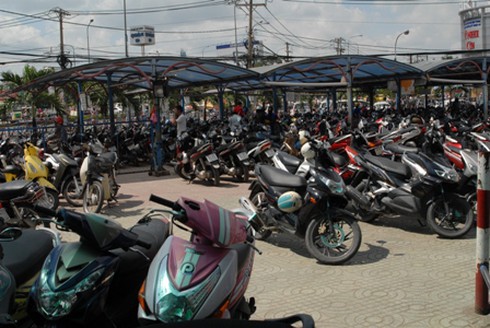 Tăng phí trông xe đến 5 lần chỉ là hợp thức hóa `việc đã rồi`