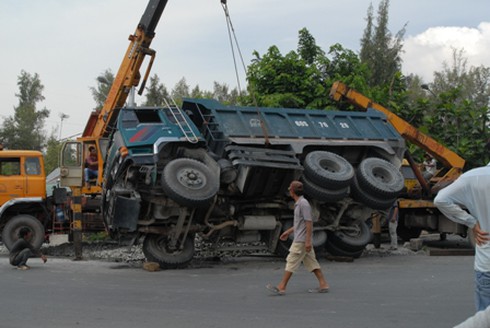 Né xe máy, xe chở chục tấn đá lật tung