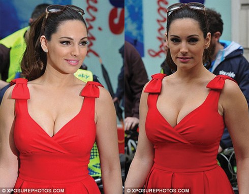 Kelly Brook diện váy ngắn đạp xe trên phố