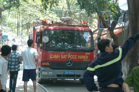 Cháy nhà tập thể ở Hà Nội, hàng trăm người dân nhốn nháo