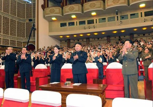 Trang phục tinh tế của người đẹp bên cạnh Kim Jong Un