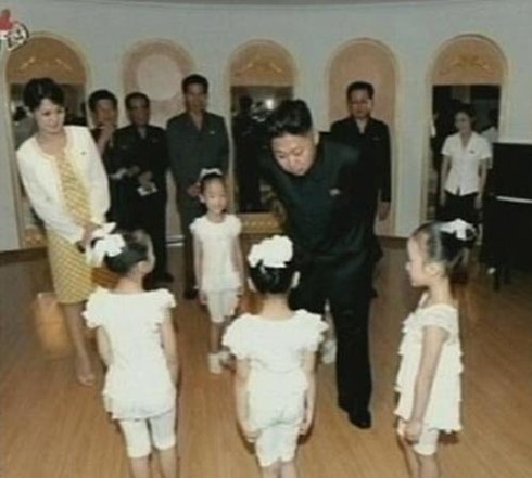 Trang phục tinh tế của người đẹp bên cạnh Kim Jong Un