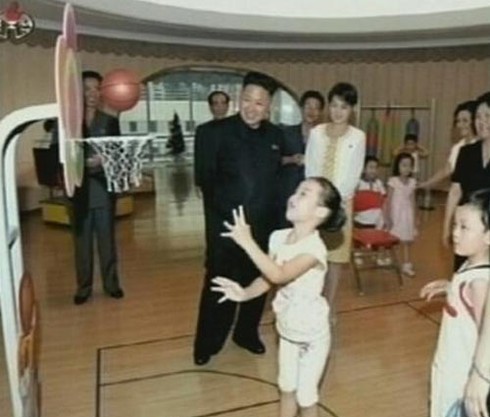 Trang phục tinh tế của người đẹp bên cạnh Kim Jong Un