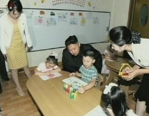 Trang phục tinh tế của người đẹp bên cạnh Kim Jong Un