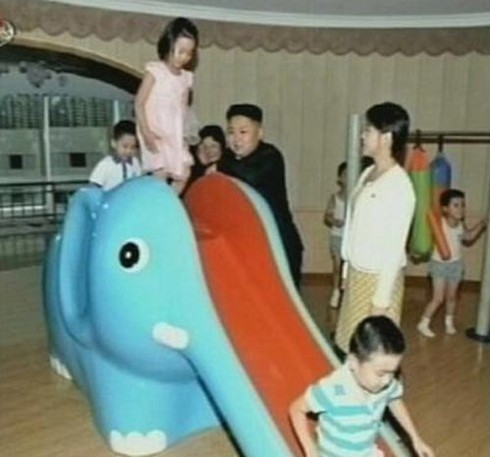 Trang phục tinh tế của người đẹp bên cạnh Kim Jong Un