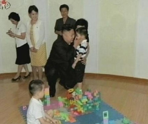 Trang phục tinh tế của người đẹp bên cạnh Kim Jong Un