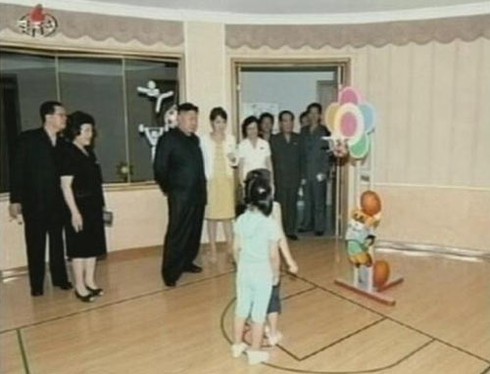 Trang phục tinh tế của người đẹp bên cạnh Kim Jong Un