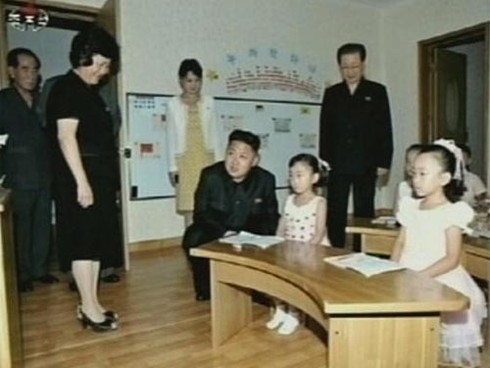 Trang phục tinh tế của người đẹp bên cạnh Kim Jong Un