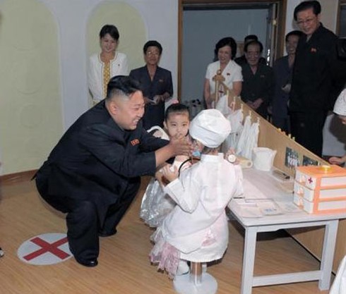 Trang phục tinh tế của người đẹp bên cạnh Kim Jong Un