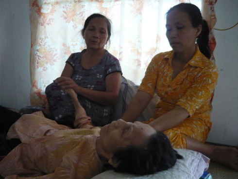 2 cụ già 3 lần bật nắp quan tài sống lại