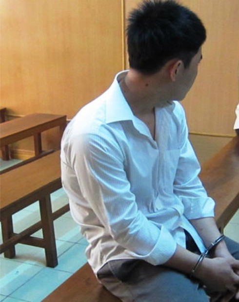 Ngồi tù vì làm bạn gái 13 tuổi có thai ngày khai giảng