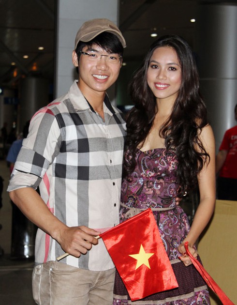 Hoàng My mang 1 tạ hành lý đi thi hoa hậu