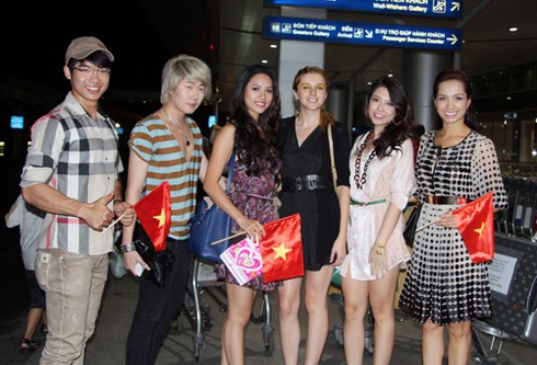 Hoàng My mang 1 tạ hành lý đi thi hoa hậu