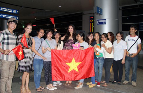 Hoàng My mang 1 tạ hành lý đi thi hoa hậu