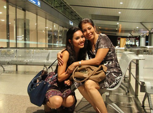 Hoàng My mang 1 tạ hành lý đi thi hoa hậu