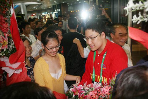 Vinh danh các chàng trai vàng của Toán học ngay tại sân bay