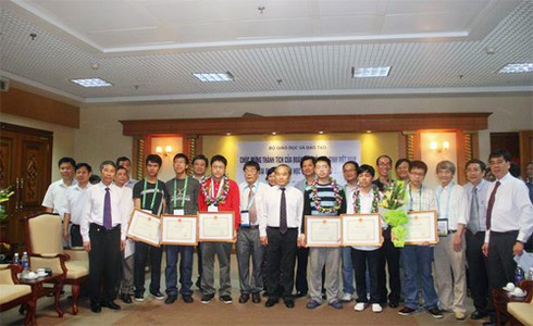 Vinh danh các chàng trai vàng của Toán học ngay tại sân bay