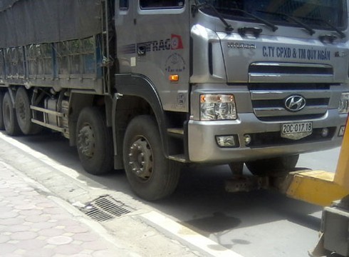 Tài xế 'cố thủ' 2 tiếng trên xe chống đối CSGT