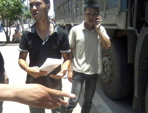 Tài xế 'cố thủ' 2 tiếng trên xe chống đối CSGT