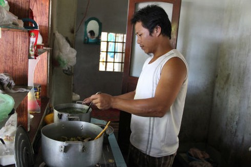 Anh chủ quán nghèo 'chê' tiền, vàng