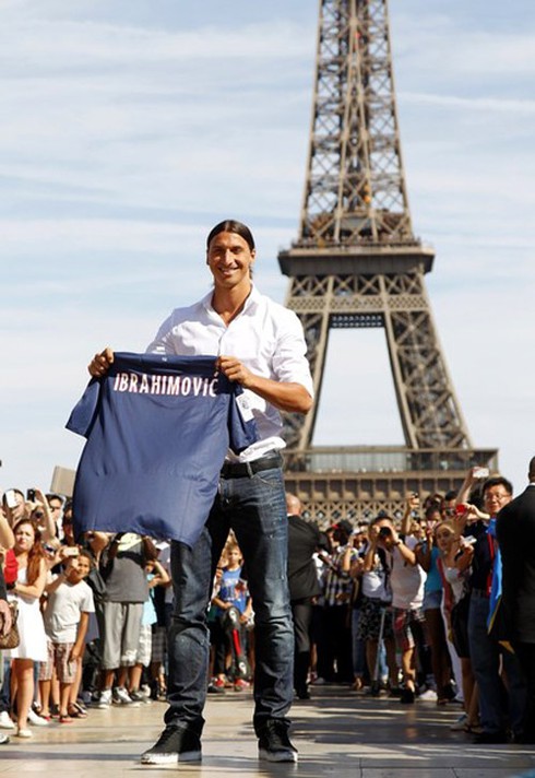 Ibrahimovic ra mắt PSG ngay dưới chân tháp Eiffel